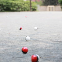 また公園に紅白ボールが群がってきた景色の写真