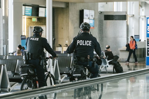 空港ターミナル内を自転車で巡回中のポリスメン