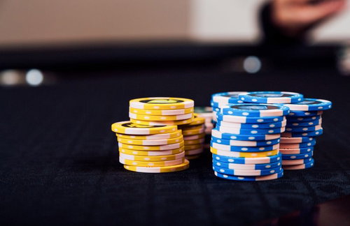 カジノテーブルに積まれた黄色と青のチップ