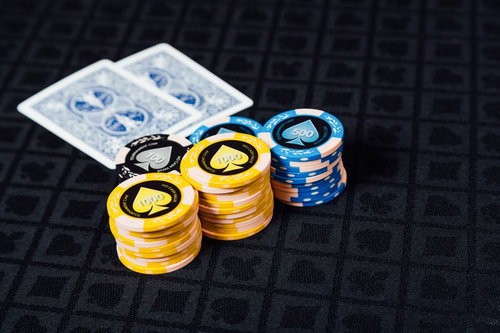 伏せられた２枚のトランプカードとカジノチップ