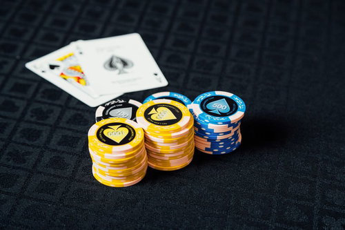 ブラックジャックの勝負に並んだカラフルなチップとトランプ