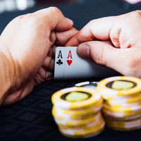 両手で絞るトランプとチップ|カジノゲームのプレイシーンの写真