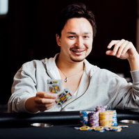 ワンペアで顔がひきつるポーカープレイヤーの写真