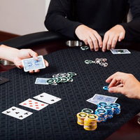 ポーカーを楽しむ人達のカジノチップの写真