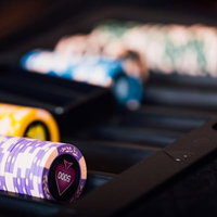 カジノディーラーが使うポーカーチップとテーブルの写真