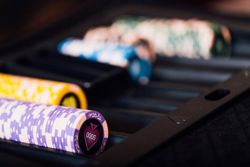 カジノディーラーが使うポーカーチップとテーブル