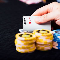 ポーカーハンドのエースペア２枚とポーカーチップの写真
