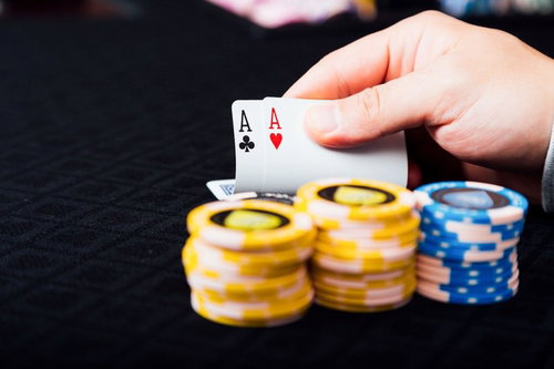 ポーカーハンドのエースペア２枚とポーカーチップ