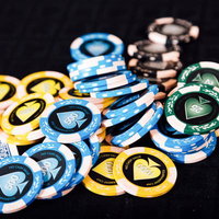 散らばったカジノのチップとトランプカードの写真