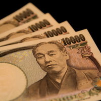 黒い布の上に並べた壱萬円札4枚の写真