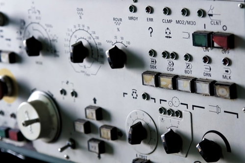 つまみとスイッチが並ぶNC旋盤の操作パネル