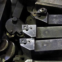 刃先にチップが取り付けられたバイトホルダーの写真