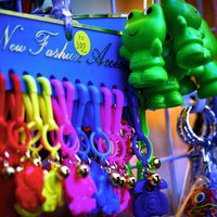 カエル型キーホルダーが並ぶレトロな小物屋の写真