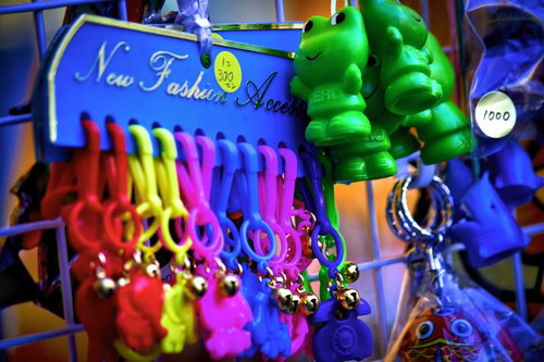 カエル型キーホルダーが並ぶレトロな小物屋