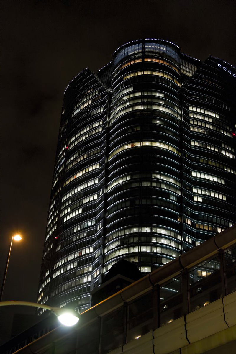 首都高越しの六本木ヒルズの夜景