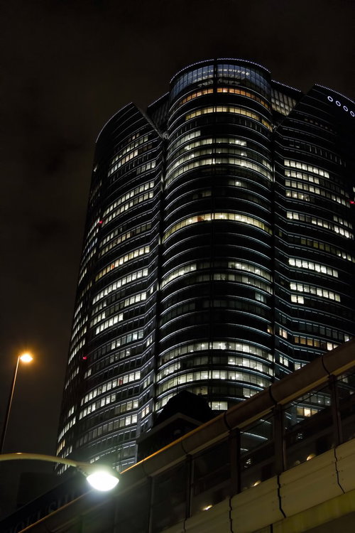 夜の首都高越しに見上げる六本木ヒルズ