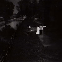 夜の庭園を歩く恋人たちのフィルム写真の写真