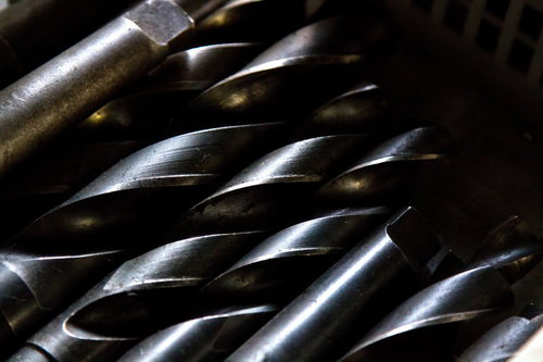 光を反射するらせん溝の太いドリルビット