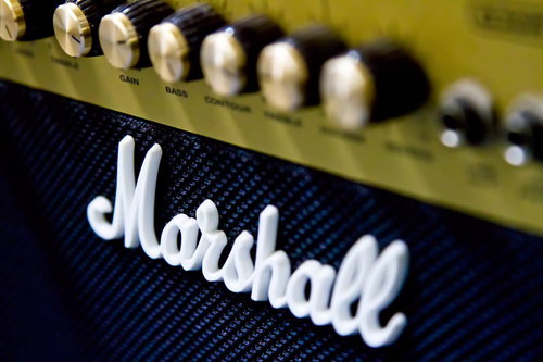 金色のつまみが並ぶマーシャルのギターアンプ