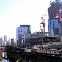 クレーンが立ち並ぶ御茶ノ水駅周辺の街並みの写真