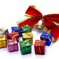 赤いリボンとカラフルなプレゼントボックスの俯瞰の写真