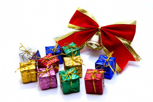 赤いリボンとカラフルなプレゼントボックスの俯瞰