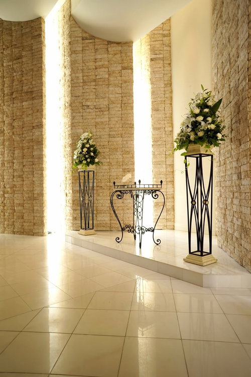 花が飾られた装飾台が並ぶ清潔感ある空間