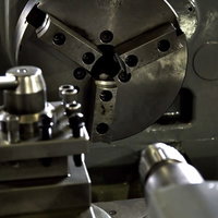 金属を削る旋盤の三つ爪チャックの写真