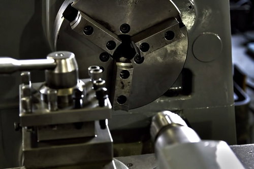 金属を削る旋盤の三つ爪チャック