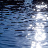 星のように日差しが反射する川面の写真