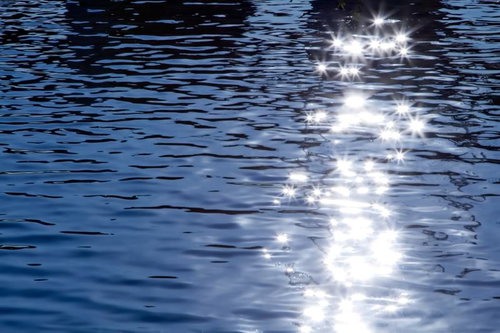 星のように日差しが反射する川面