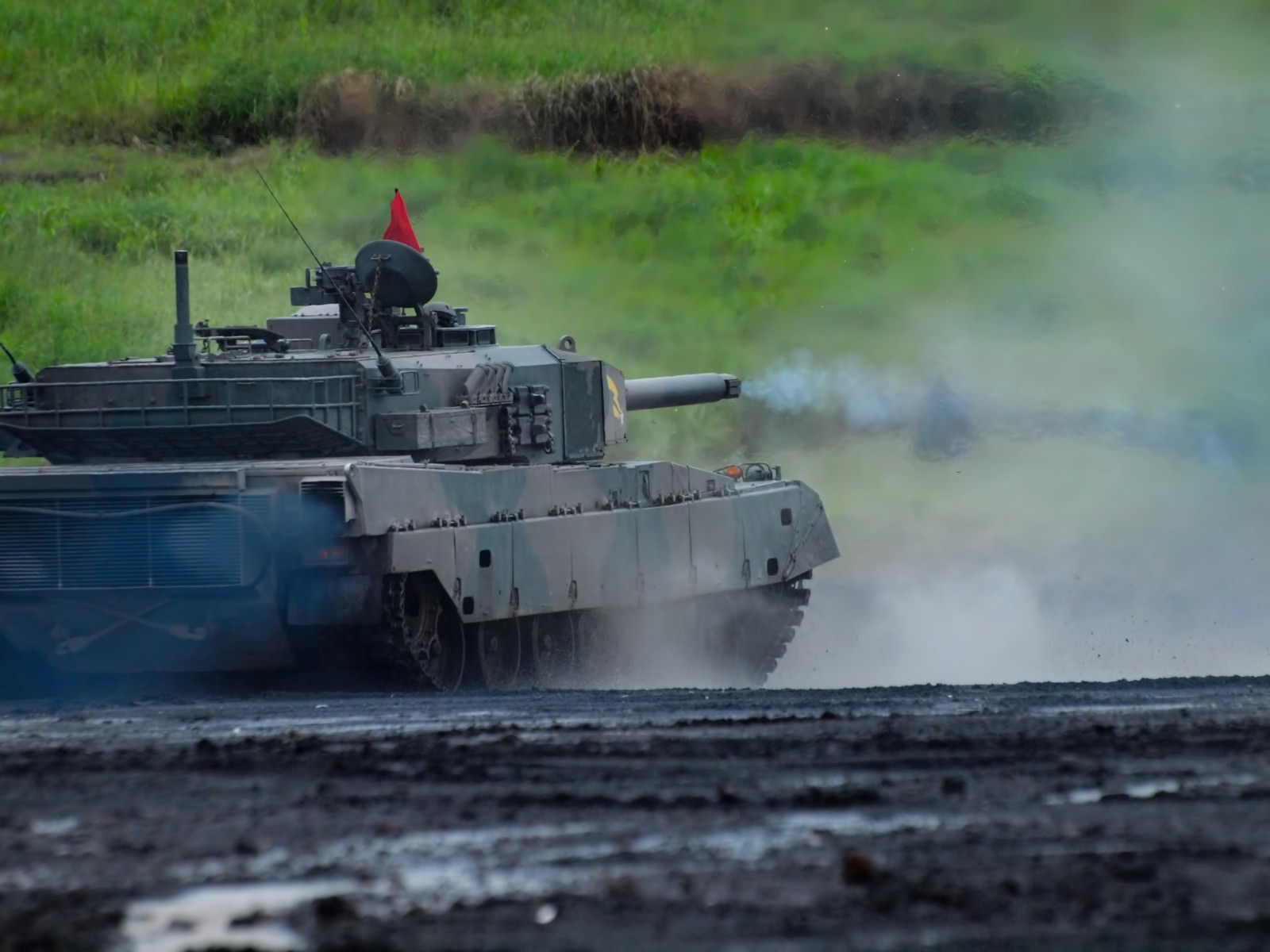 砲煙を上げて走行する総火演の90式戦車