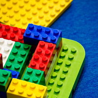 カラフルに組み立てたブロックのおもちゃの写真