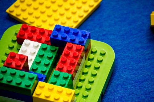 カラフルに組み立てたブロックのおもちゃ