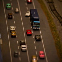 渋滞する道路を走るミニチュアカーの俯瞰の写真