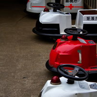 パトカーと消防車が並ぶ子供用ゴーカートの写真