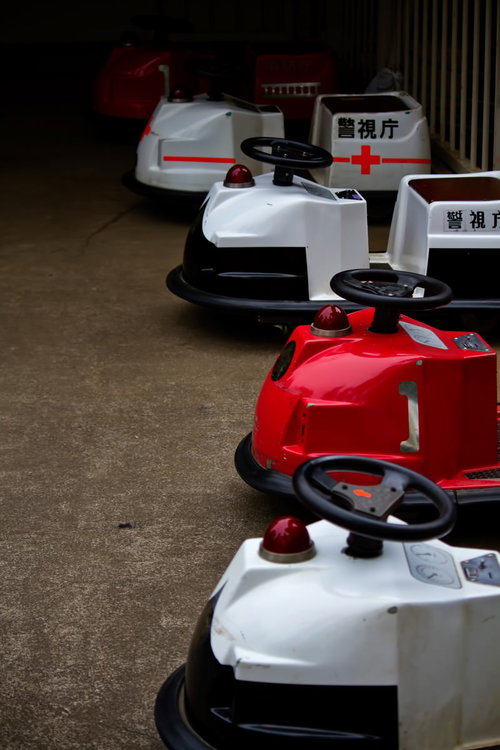 パトカーと消防車が並ぶ子供用ゴーカート