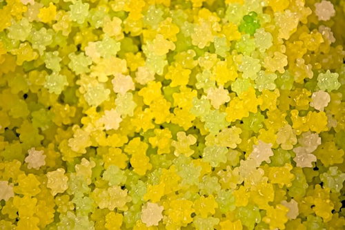 黄色く半透明に光るコンペイトウ