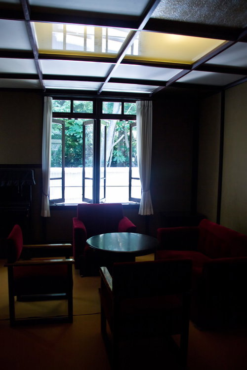 赤いクッションが並ぶレトロな応接室