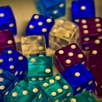 色とりどりに積み重なるレトロなガラスのサイコロの写真