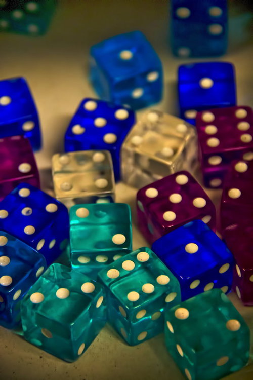 色とりどりに積み重なるレトロなガラスのサイコロ