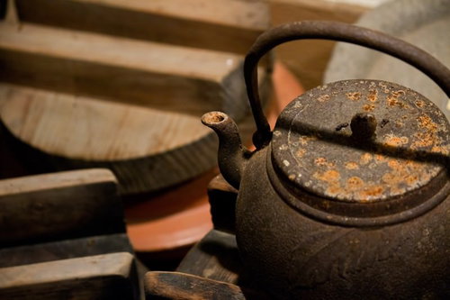 錆びた鉄瓶と古い木箱
