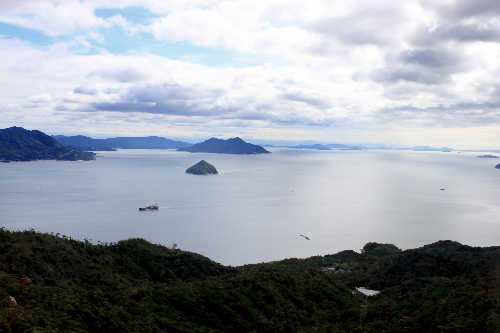 高台から見た瀬戸内海の島々と船