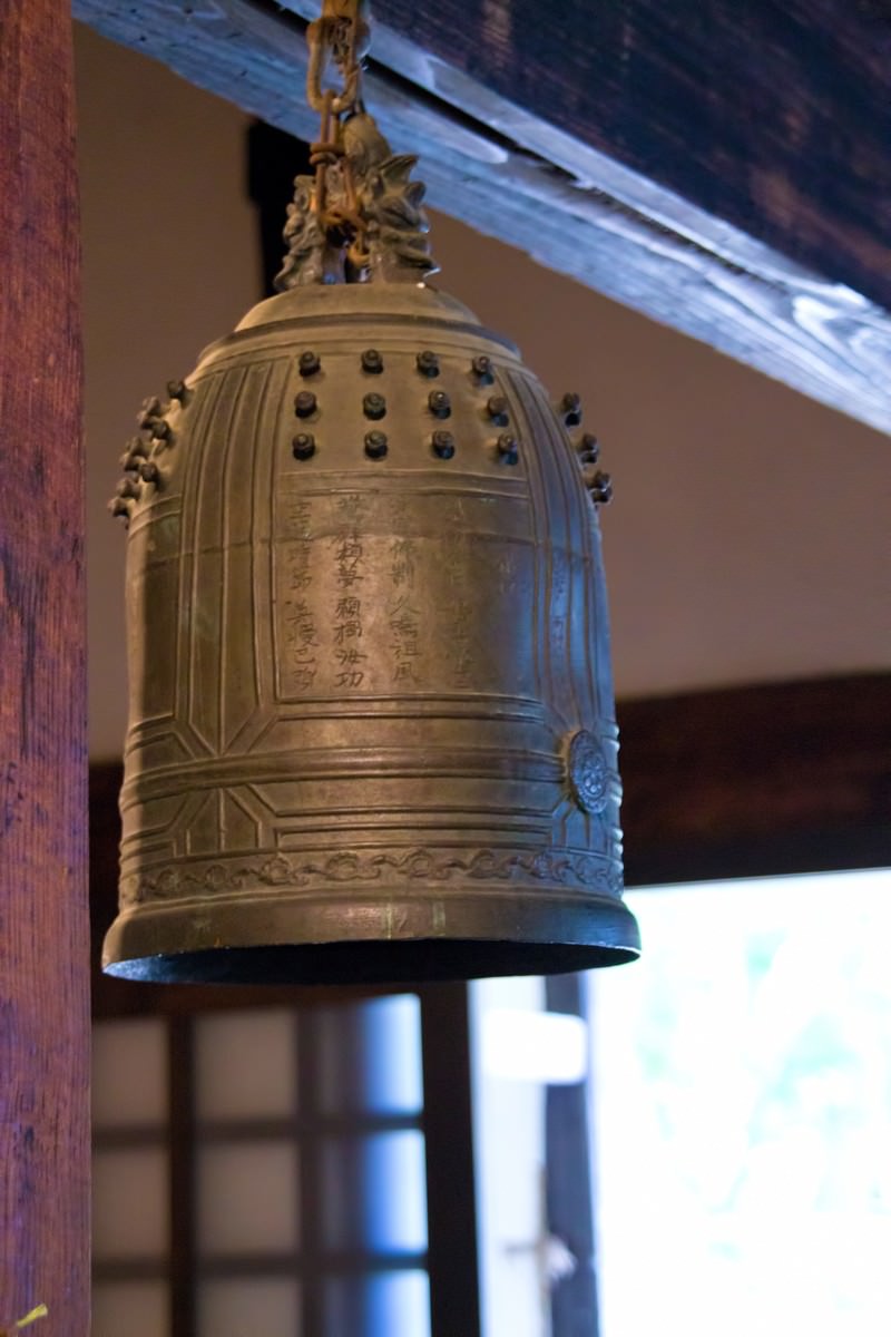 寺院の軒下に吊るされた釣り鐘