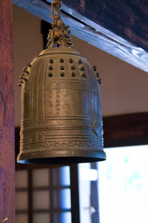 寺院の軒下に吊るされた釣り鐘