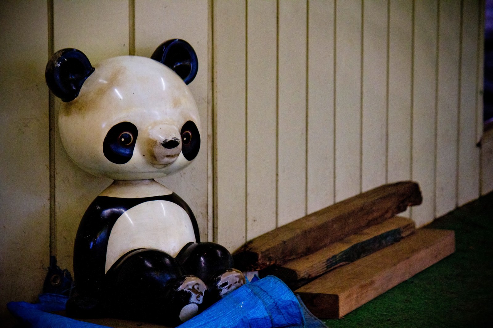 木製階段の上のパンダの置物