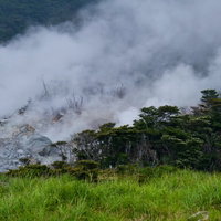岩場から噴き出す湯気が立ち上る大涌谷の写真
