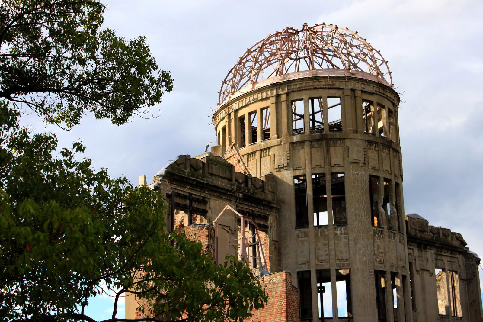 曇り空の下の原爆ドーム