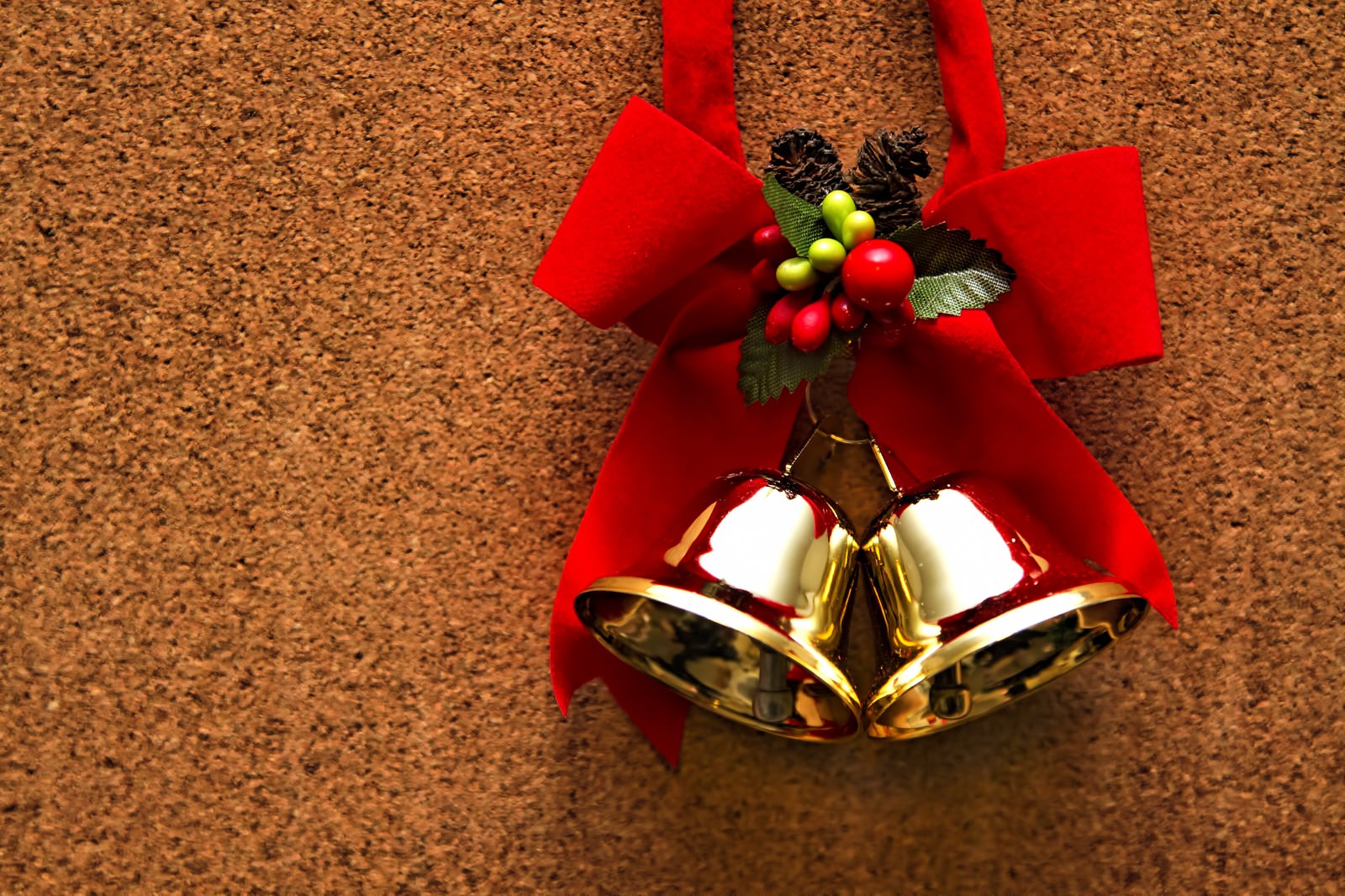 金色の鈴と赤いリボンのクリスマス飾り