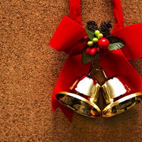 松ぼっくりと金色の鈴が付いた赤いリボン飾りの写真